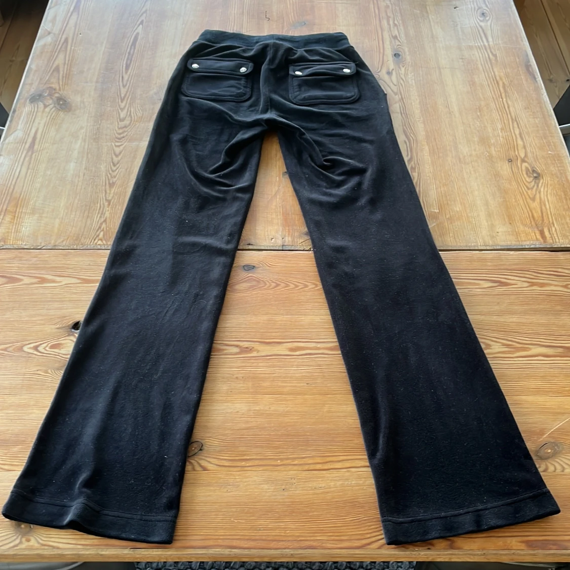 Svarta byxor från Juicy Couture - 90