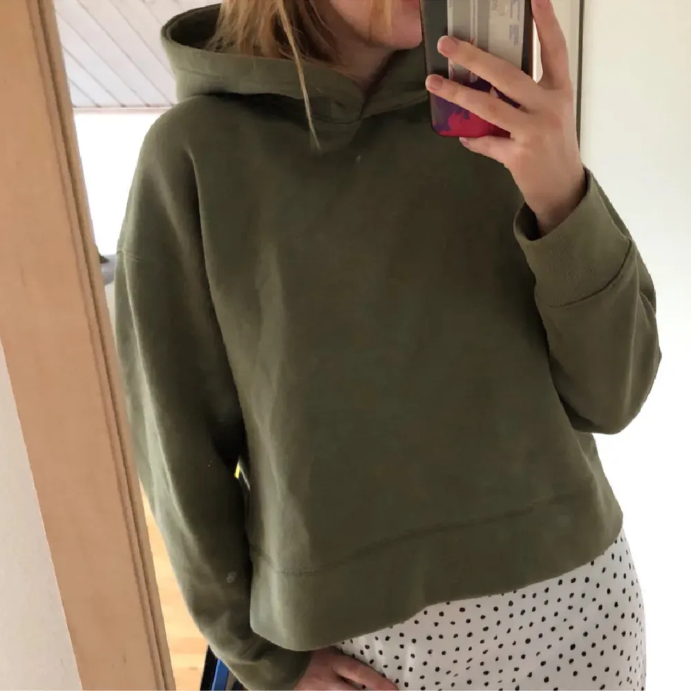 Säljer min superfina mossgröna hoodie ifrån Zara💚🐆💐Sista bilden är lånad💞(finns en liten upprepning på den högra axeln men inget man tänker på då tröjan är på, se sista bild) . Hoodies.