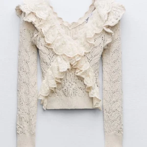 Stickad zara topp med volanger  - Jättefin zara topp med volanger i bra skick, kontakta men för egna bilder💕