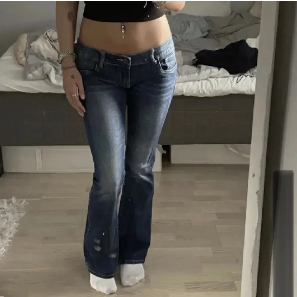 säljer mina low waist bootcut jeans som är så fina och ser ut som nya på, köpt i grekland. passar ungefär storlek 36-38 . skriv om du har någon fråga🩵. Jeans & Byxor.