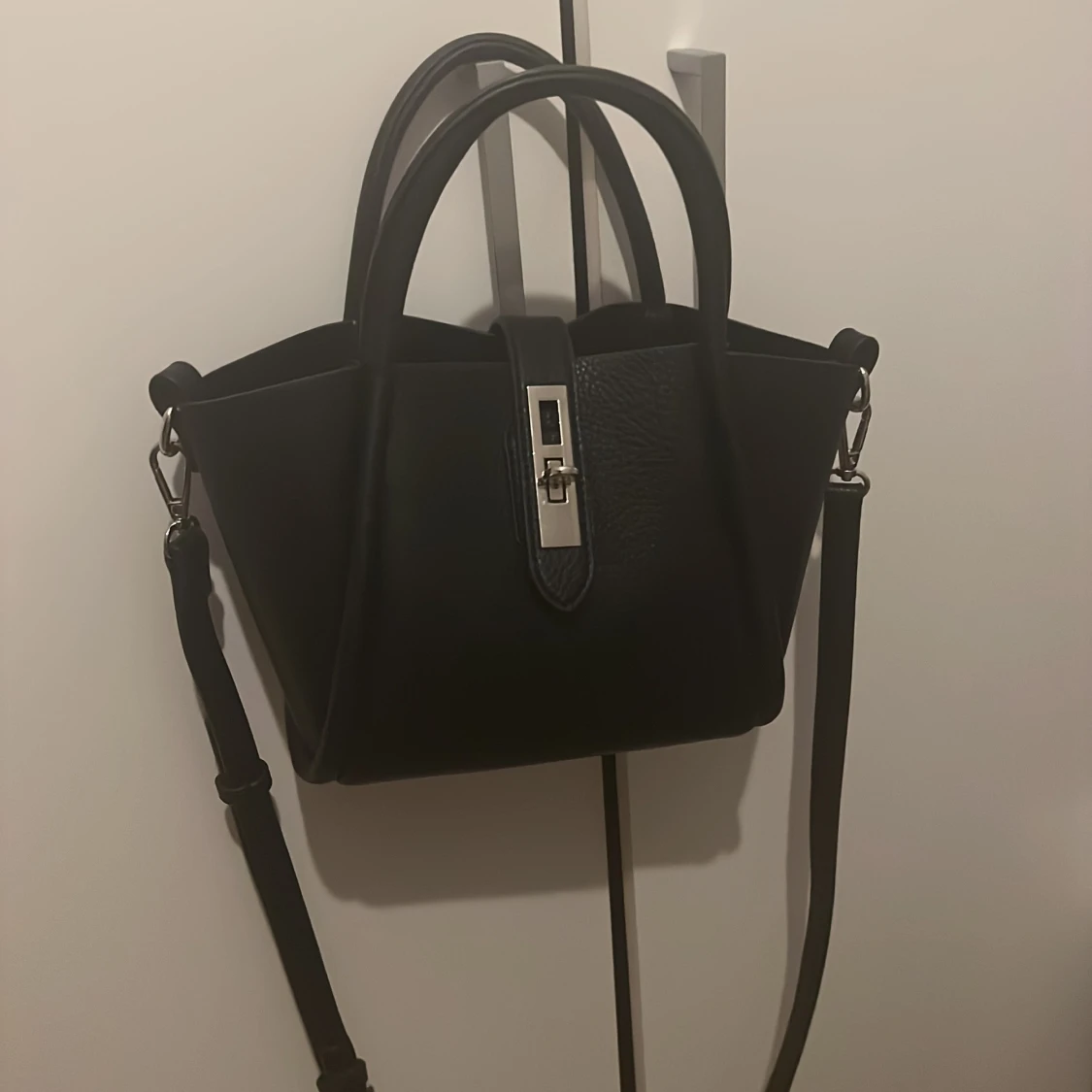 Svart handväska med axelrem