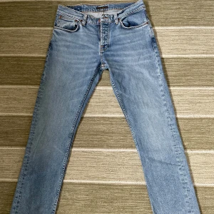 Nudie jeans - Hej säljer mina Nudie jeans dem är knappt använd dem är i jätte bra sick men säljer dem pågrund av att dem är lite stora för mig.