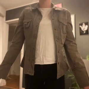 Grön skjorta!🧚🏻‍♀️ - Säljer denna fina gröna skjorta som är köpt här på Plick, men säljer den för den inte passade mig!!❤️(bilden är lånad) 