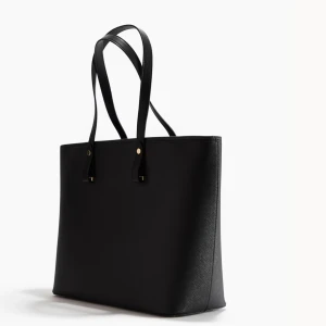 Svart väska  - Perfekt väska till skolan osv❤️är väldigt stor och får plats med mycket grejer.❤️använd fåtal gånger och inga skador utan helt ny ❤️ köpt för 349 på h&m och säljer för 250 men pris kan diskuteras ❤️