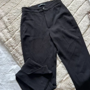 Gina tricot kostymbyxor  - Ett par Gina tricot kostymbyxor. Långa i benen (jag är 177) . Storlek s. Snygg slits i benen. Inga förslitningar på dom.