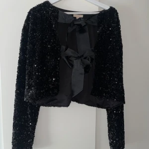 Virala paljettröjan  - Festlig paljettröja som kan användas åt båda håll, på bilden har jag den ”bakomfram”   Storlek L men passar lika bra på S/M