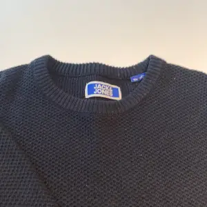 Super frän tröja från Jack&Jones för ändast 199kr. Jätte bra skick storlek 164. Original pris 499kr.