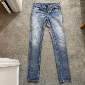 Saint Laurent jeans - Säljer nu dessa feta saint Laurent jeans, sick 9/10 och priset är ej hugger i Sten, hör av er om funderingar 🤩