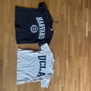 Svart Harvard t-shirt och beige UCLA t-shirt - Använda ett par gånger bra skick