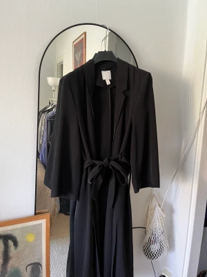 Trenchcoat  - Perfekt till hösten, fint skick!💘passar XS-M beroende på hur oversize du gillar