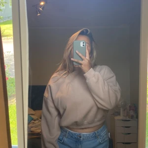 Swaetshirt  - Fin sweatshirt i beige. Inte för tjock men ändå värmande. Köpt från bikbok. 