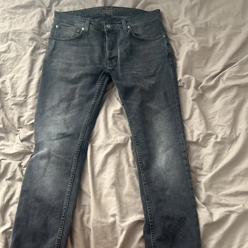 Nudie jeans grim tim dark cove strlk 32/32 perfekt till hösten 💯i bra skick nypris runt 2000-2500 vill diskutera pris. Jeans & Byxor.