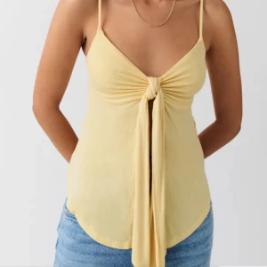 Gina topp - Gul topp med knytning framtill i en superfin gul färg. Aldrig använd, endast testad. Nypris är ca 259kr❤️