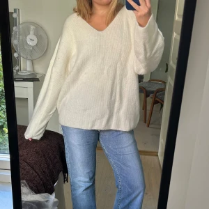 Vit stickad tröja - Vit stickad tröja från weekday med v-ringning, men går att ha bakofram så man får en djupare rygg.