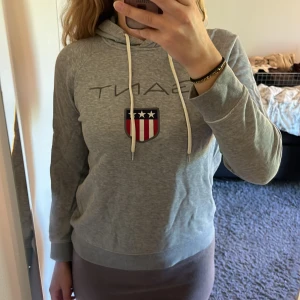 Hoodie gant - Tunn hoodie från gant, lite nött på ena armbågen. Storlek M men lite liten i storlek så skulle säga storlek S