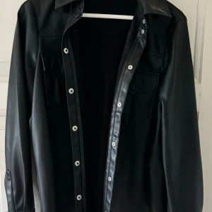 Skinnjacka  - Fin skinnjacka från NA-KD. Den är inte använd många gånger så väldigt bra skick.