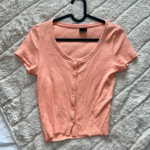 Gina tricot topp - Söt topp från Gina tricot i corall rosa färg. Storlek S och är normal i storleken. Inte några slitningar på toppen.