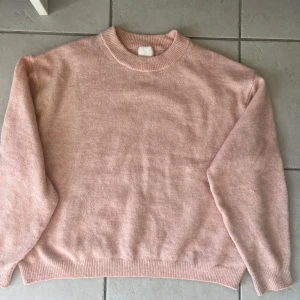 Stickad tröja  - Säljer min hm stickade tröja köpt i år och har aldrig kommit till användning😍