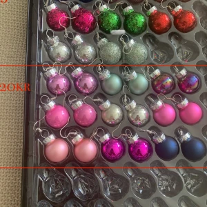 Örhängen - Säljer egentillverkade örhängen med julkulor🎄De glittriga kostar 30kr och de blanka och matta kostar 20kr❤️ Köparen står för frakt, skriv vid frågor.😊