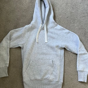 Russemerch - hoodie - Säljer denna hoodie pågrund av att jag tycker den sitter lite för tajt, hoodien är helt oanvänd och är därför i skick 10/10. Skriv till mig vid minsta fundering.