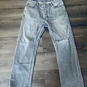 Acne Jeans herr i bra skick, gråa, relaxed fit. Storlek 33/32.