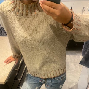 Stickad tröja - Sååå gosig och varm tröja från en lokal butik i Italien🥰Inte alls stickig eller liknande👏 Står ej storlek men passar perfekt som S eller kanske M!