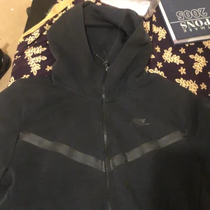 Nike tech  - Den e ganska använd och har 2 hål men dem syns inte kostar 1.500 kr från Jd sports 