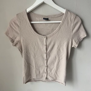 Tröja - Tröja från Gina. M men sitter som en S