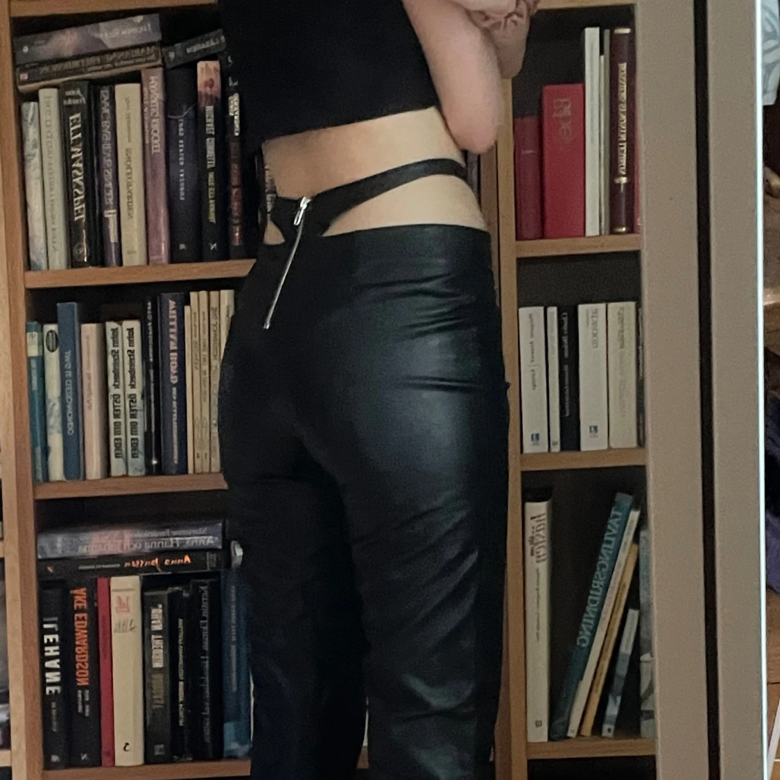 Läderbyxor med string detaljer  - 90