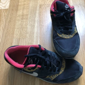 Nike air  - Snygga Nike air, svarta med rosa inuti. Använt skick men kvar att ge!  Stl 40, US 8,5. 