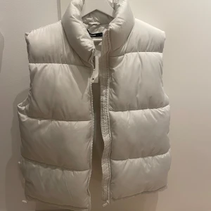 Väst - Bik Bok - Helt ny väst från Bik Bok. Ordinarie pris 599:- 