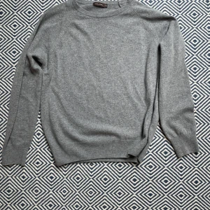 Oscar Jacobsson Merinoull Size S - 10/10 nyskick. Endast använd 2 gånger. Oscar Jacobsson merinoull tröja. Storlek S passar lite stort så snarare M.  Köpt för 1600kr