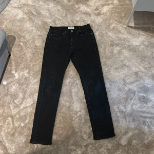 Pull&Bear Jeans - Bra skick 8/10. Dom är använda hyfsat mycket och det finns vissa slitningar på jeansen. Jeansen är ifrån Pull&Bear. Passform: Slim. Dm vid ytterligare frågor eller vid intresse!