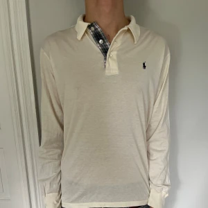 Ralph lauren pike tröja  - Jättefin Ralph lauren pike tröja i top skick. Modellen på bilden är 180cm och väger ca 65kg. Skriv vid fler frågor eller funderingar!