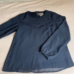 Jättefin marinblå blus!💗💗 - Marinblå långärmad blus från creamie. Säljer då den är för liten för mig.🩷