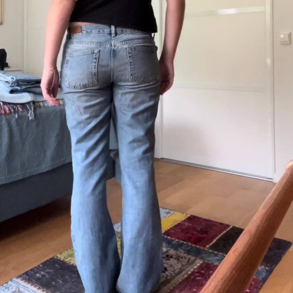 Jättenajs lowwaist bootcut jeans från Subdued! Slitna längst ner på benen, skriv privat för bild ❣️. Jeans & Byxor.