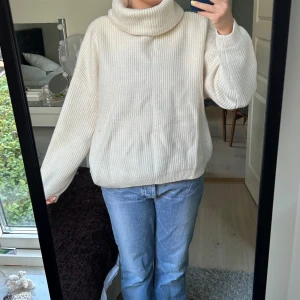Vit stickad tröja med polokrage - Vit stickad polotröja ribbstickad