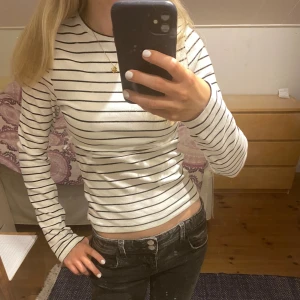 Randig långärmad  - Randig långärmad tröja från Bikbok, aldrig använd så i väldigt gott skick! Är i storlek S men sitter tajt på mig som brukar hara xs💗