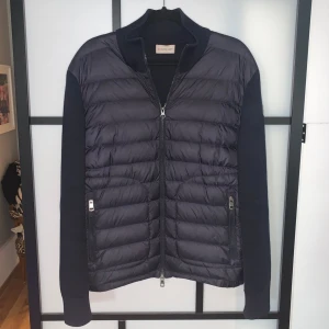 Moncler cardigan  - Size S, marinblå, självklart äkta, skicket är bra utöver små slitage i ärmarna längst ned och dragkedjan som är förstörd högst upp, detta gör så att man inte kan dra upp den helt, det går såklart att laga däremot. Skriv för mer bilder eller frågor 🤗
