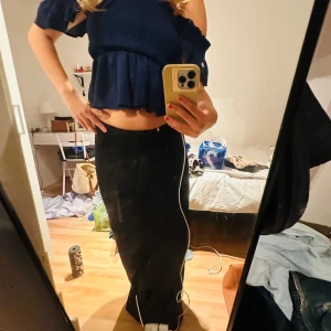 Svart lång kjol  - Säljer denna fina svarta långkjol, den är använd ett få tal gånger och ärvd av en kompis. 💕