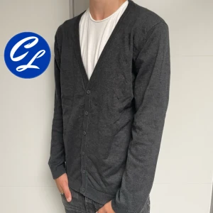 Jack & Jones kofta  - Jack & Jones kofta | Skick: 7/10 | Strl M fits S | Pris - 249 | Fraktar via Postnord eller Instabox på köparens bekostnad | Hör av dig vid minsta fråga eller fundering!