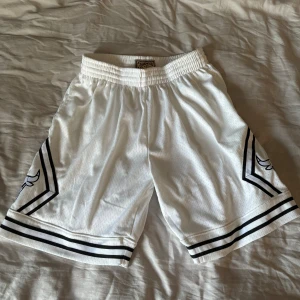 Mitchell & Ness - Chicago bulls shorts - M i herr storlek, aldrig använda nyskick, vita basketshorts