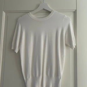 Stickad t-shirt - Stickad tröja i vit från Zara som är använd en gång bara!🤍