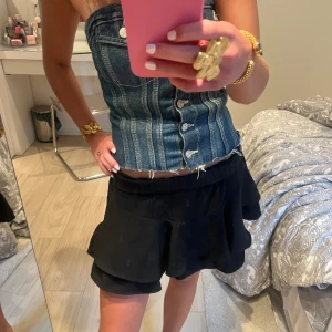 zara kjol - jättesöt slutsåld zara kjol med inbyggda shorts 💕