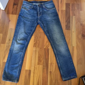 Nudie Jeans W32 L30 Grim Tim - Säljer ett schysst par jeans av modelleb Grim Tim från märket Nudie. Skicket är riktigt bra 4.5/5. Nypris ca 1600.