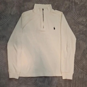 Ralph Lauren half zip - Säljer min otroligt snygga Ralph Lauren half zip tröja i storlek XS. Den är använd några få gånger och nästan helt ny. Jag säljer den för 500 Kr men pris kan diskuteras 🤝