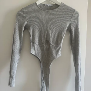 Grå body, Zara Strl S - Jättefin högt skuren body från Zara. Passar perfekt till fest! Väldigt bra skick. Frakt tillkommer 🩶