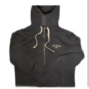 En fett marineblå Race marine zip mhoodie passar med många outfit original pris 1049kr säljer för 400 kr!!!💯