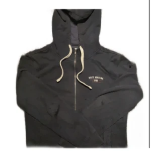 Race Marine zip Hoodie  - En fett marineblå Race marine zip mhoodie passar med många outfit original pris 1049kr säljer för 400 kr!!!💯