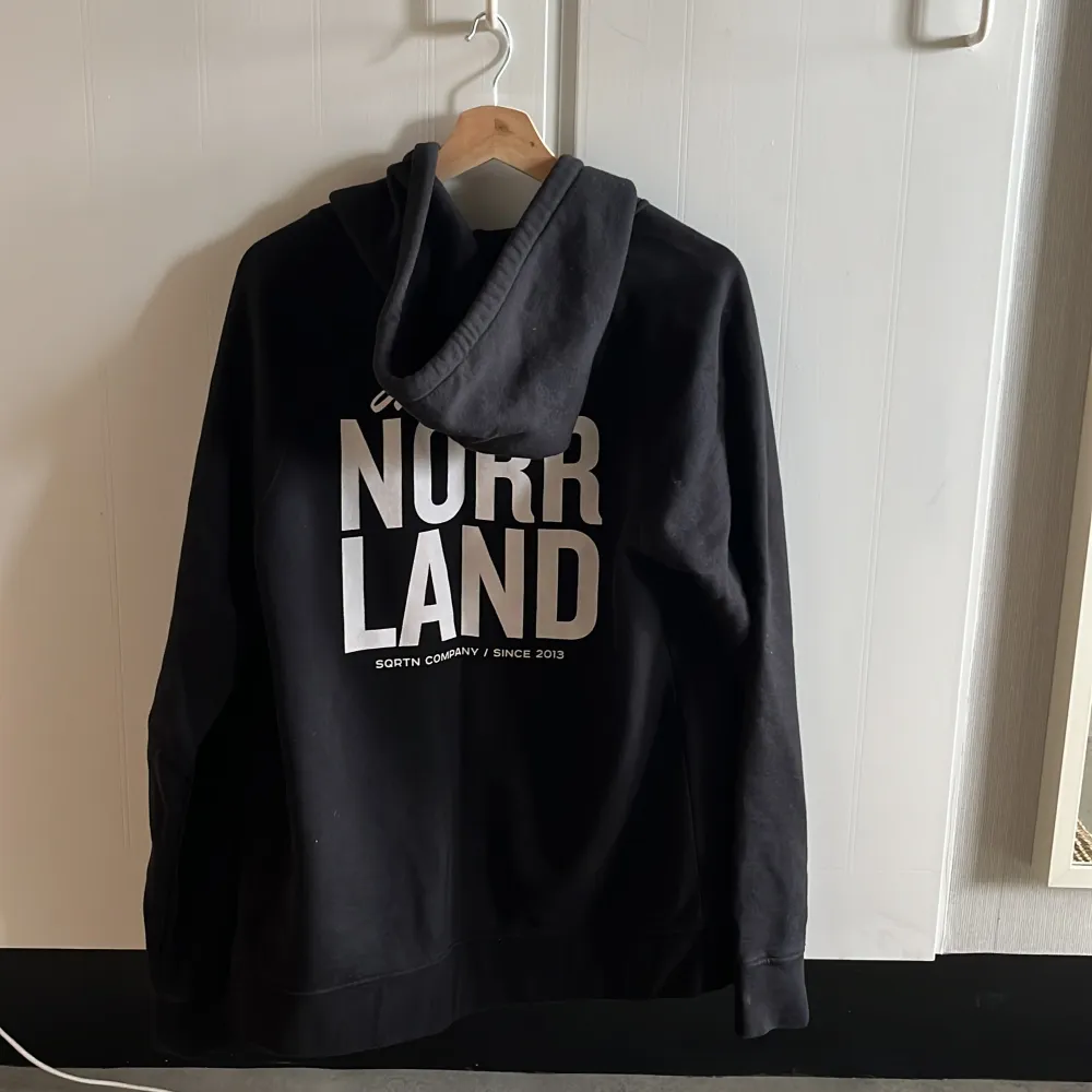 Använd men inget fel på den. . Hoodies.